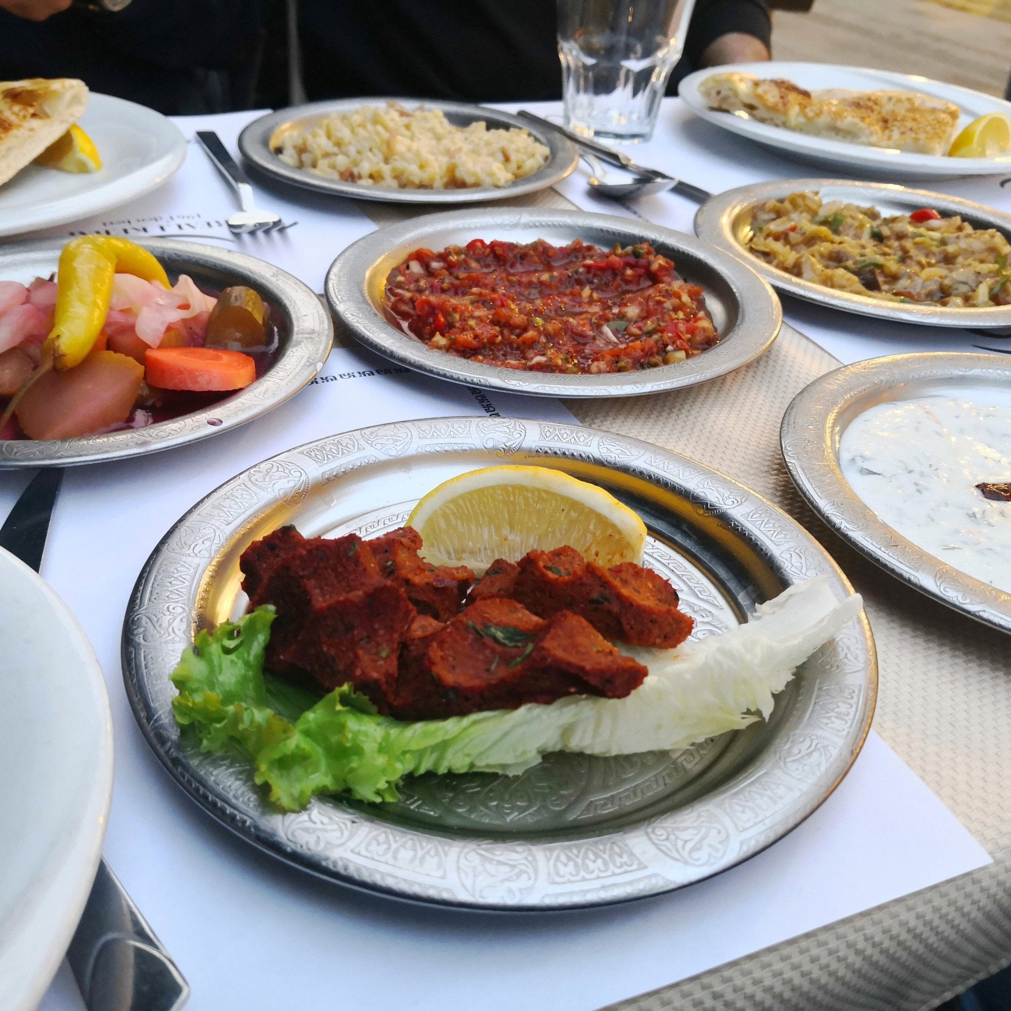 18 cm - Otantik Desenli Krom Çelik Meze ve Servis Tabağı - Binbir Trend